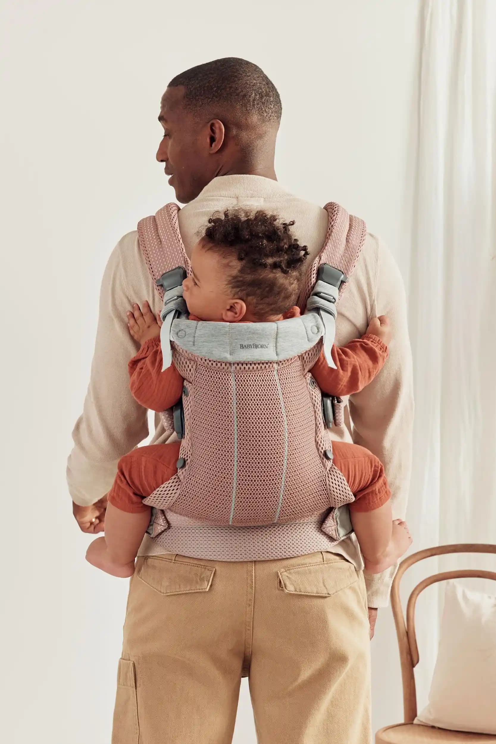 BabyBjörn Ergonomik ve Güvenilir Bebek Taşıyıcıları: Güvenli ve Konforlu Kullanım İpuçları