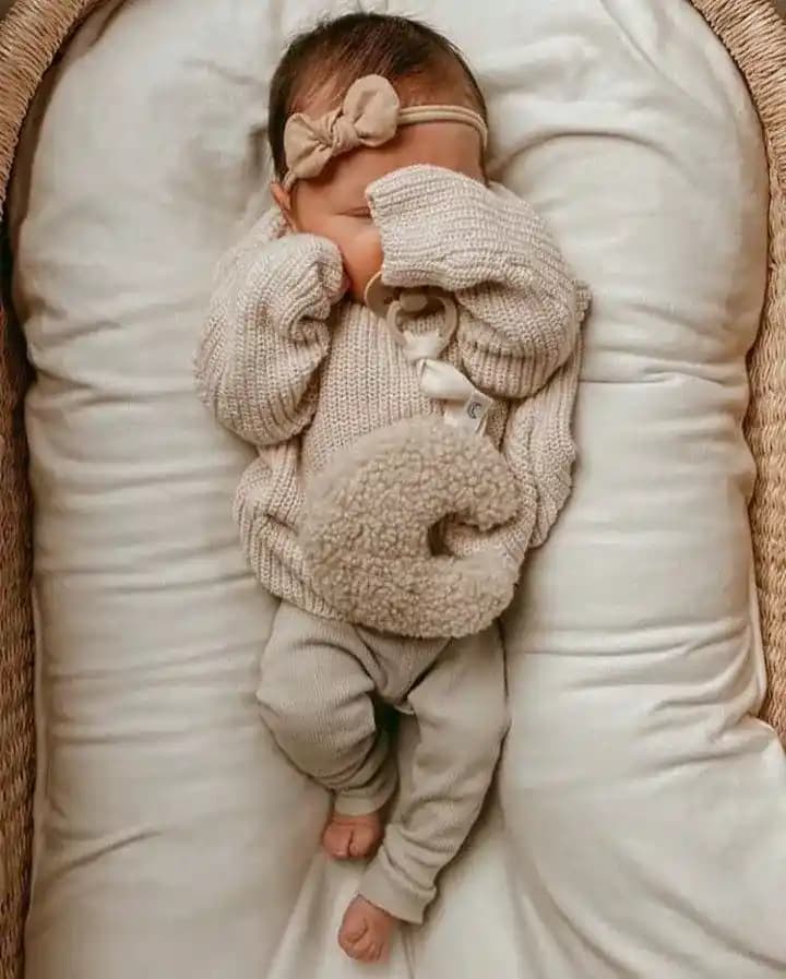 Denim Bebek Tulumu: Şıklık ve Konforu Bir Arada Sunan Pratik Bebek Giyim Seçeneği
