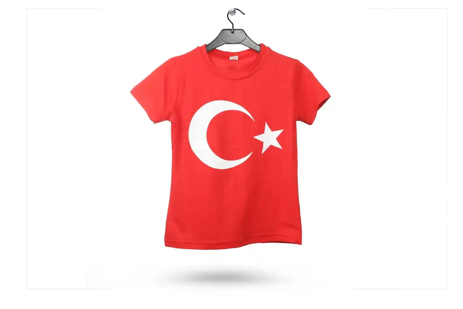 Kısa Kollu Süper Tişörtler ve Türk Bayraklı Tasarımlarla Çocuk Giyiminde Yenilikler