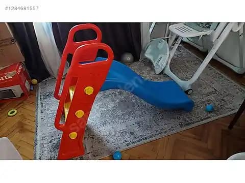 Küçük Renkli Çocuk Oyun Alanı Kaydırığı Güvenli ve Eğlenceli Kullanım İmkanı Sunar