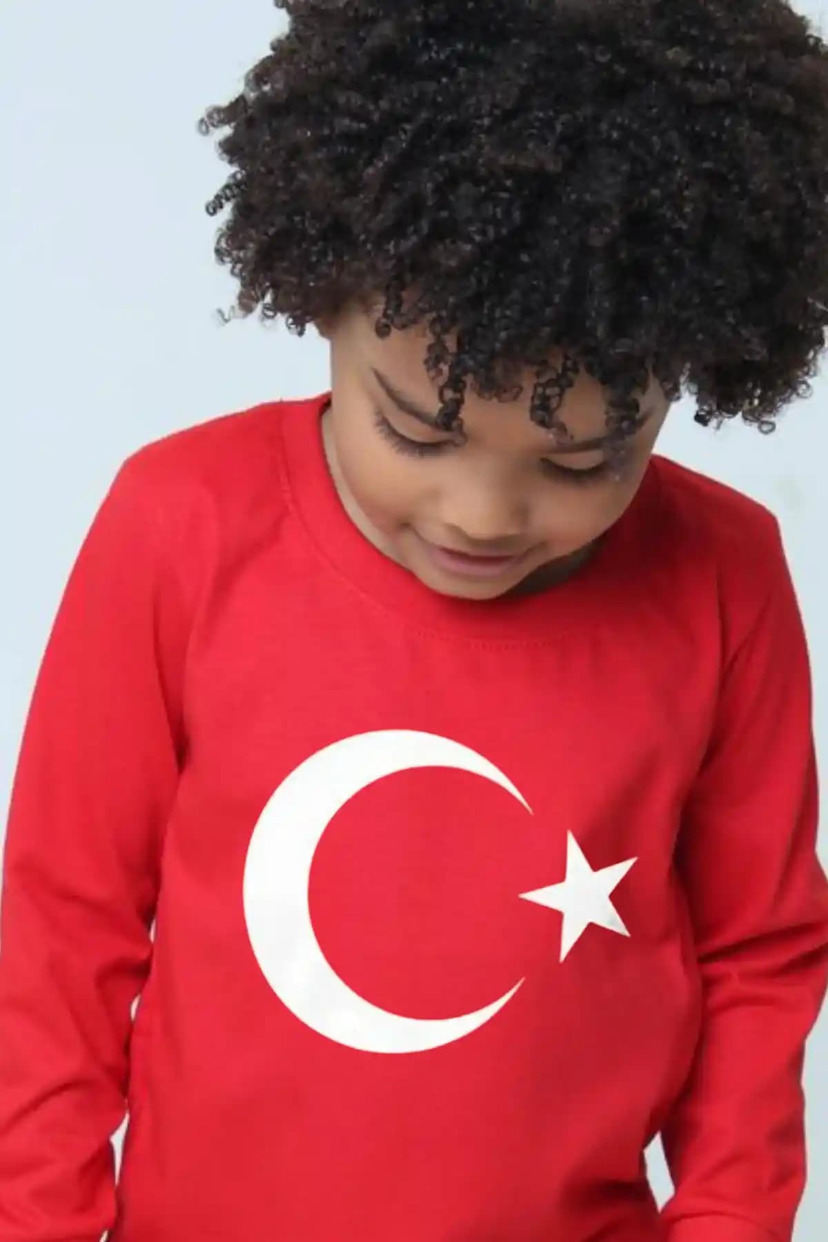Unisex Çocuk Tişörtlerinde Ay Yılzlı Motiflerin Anlamı ve Kullanım Alanları