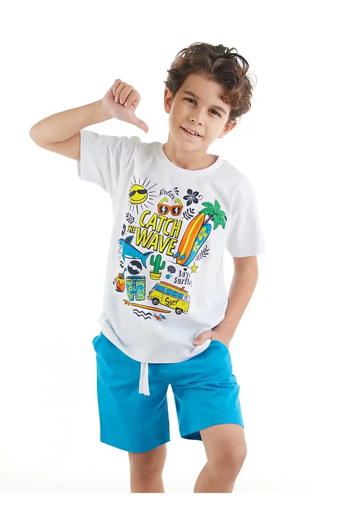 Yaz Aylarında Erkek Çocuklar İçin T-shirt ve Şort Setleri: Rahatlık ve Şıklık