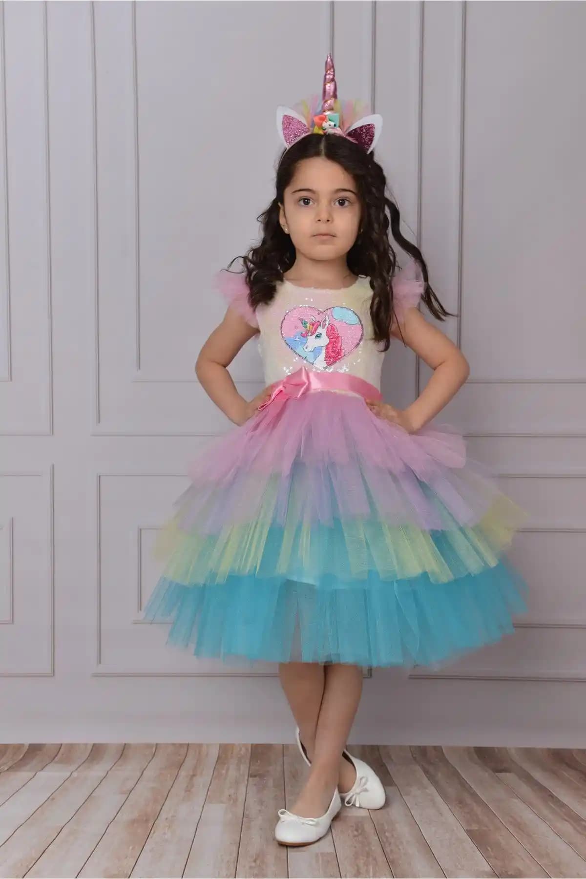 Delfini Kids Ünicorn Pul Taçlı Doğumgünü Prenses Elbisesi: Renkli ve Şık Tasarım