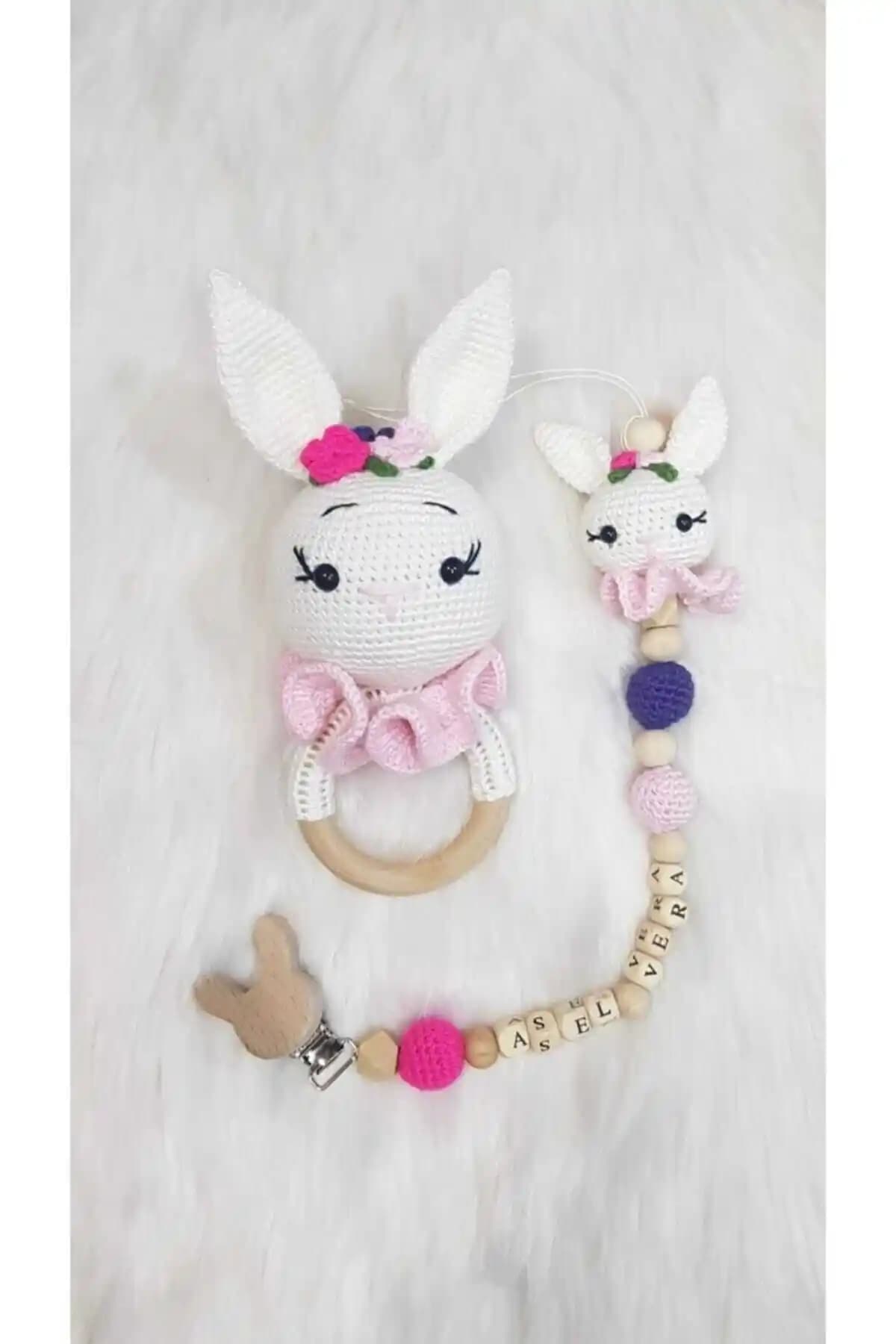 Amigurumi Tavşan Çıngırak ve Emzik Zinciri - Güvenli Bebek Oyuncağı ve Doğal Malzemeler