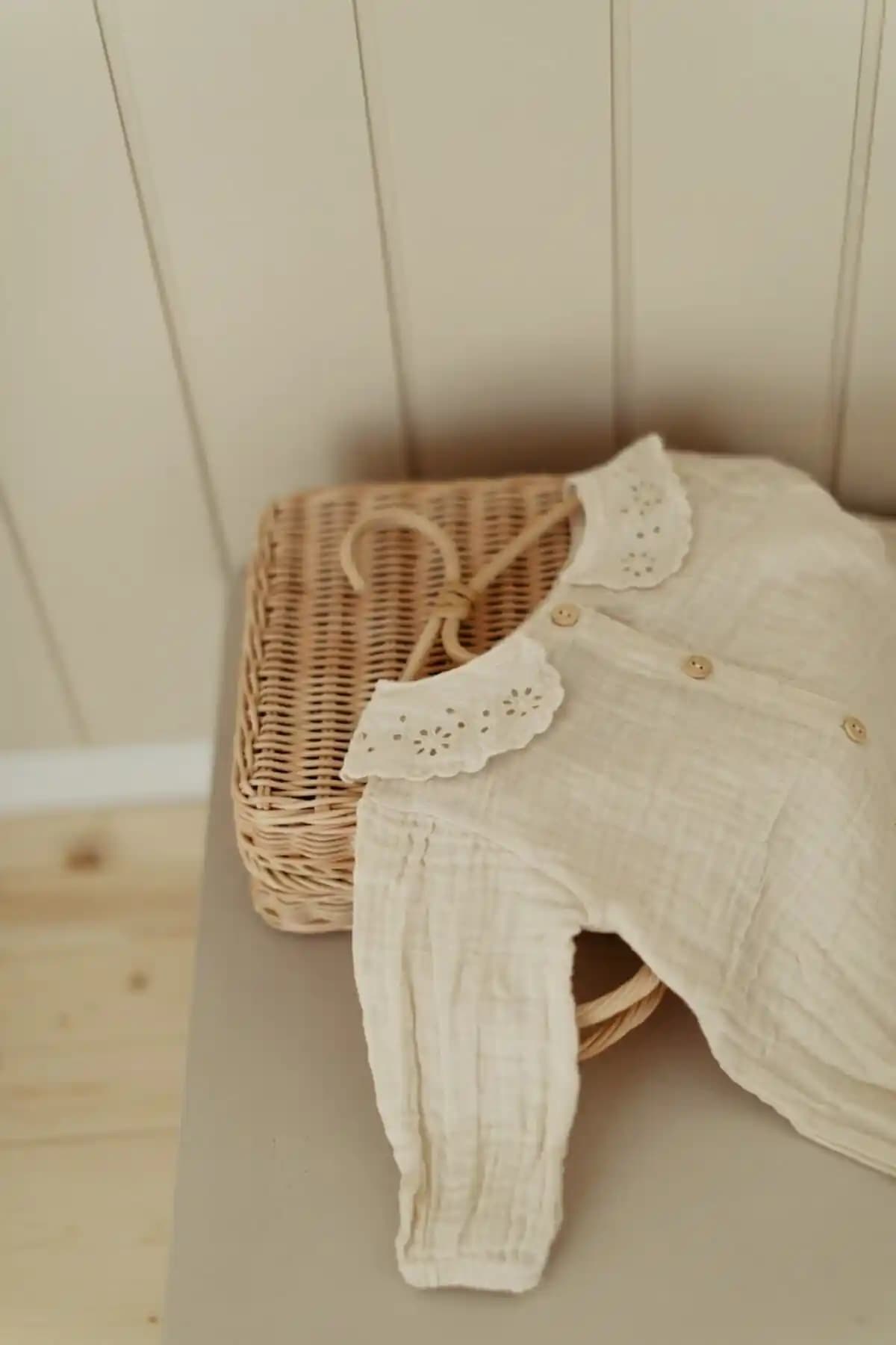Yula Kidstore Fisto Yaka Organik Müslin Bebek Tulumu: Sağlıklı ve Şık Bebek Giyim Seçeneği